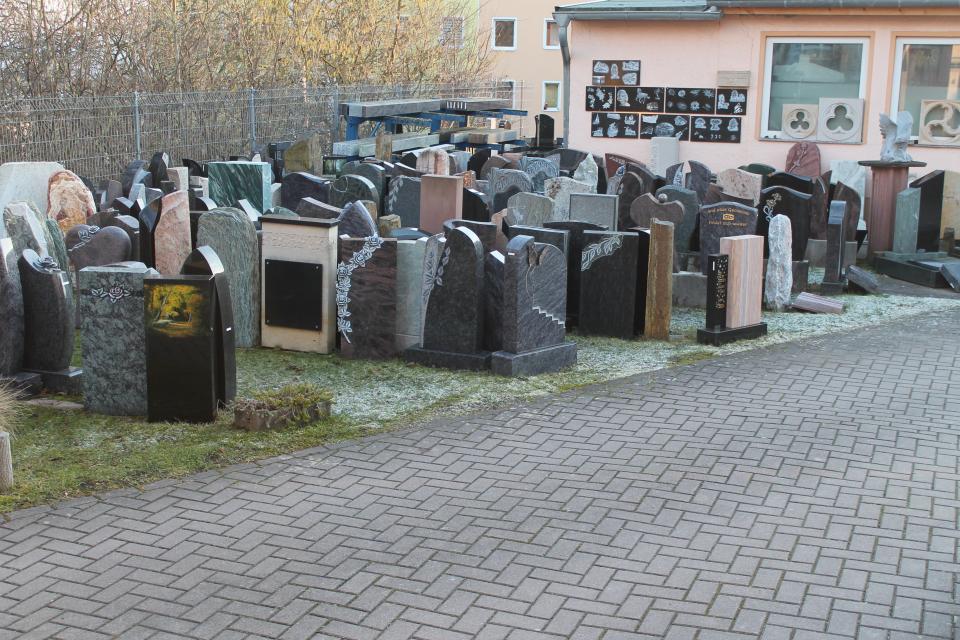 Steinmetzbetrieb Hans mit Grabsteinen