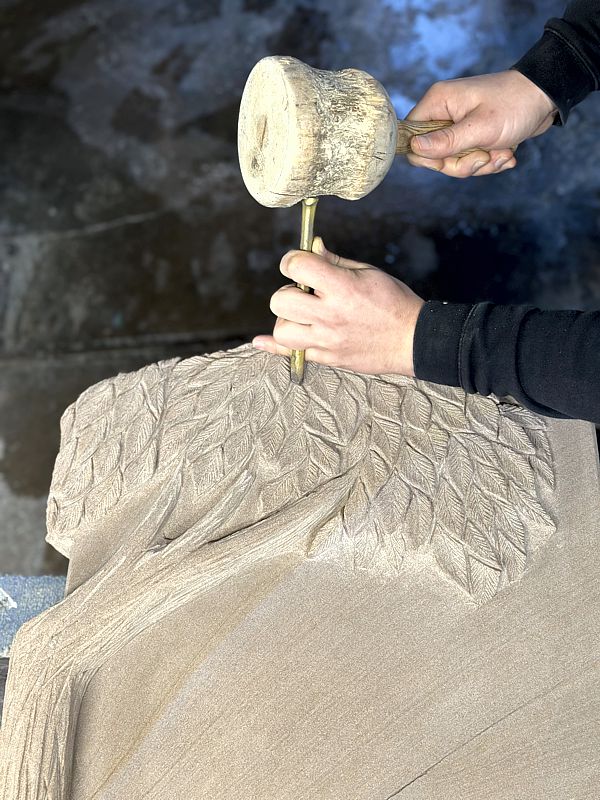 Steinmetzarbeiten mit Meisel